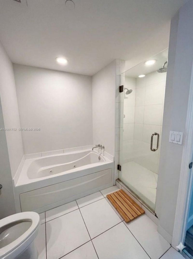 500 Brickell Ave , Unit 1806, Miami, FL 33131 Photo