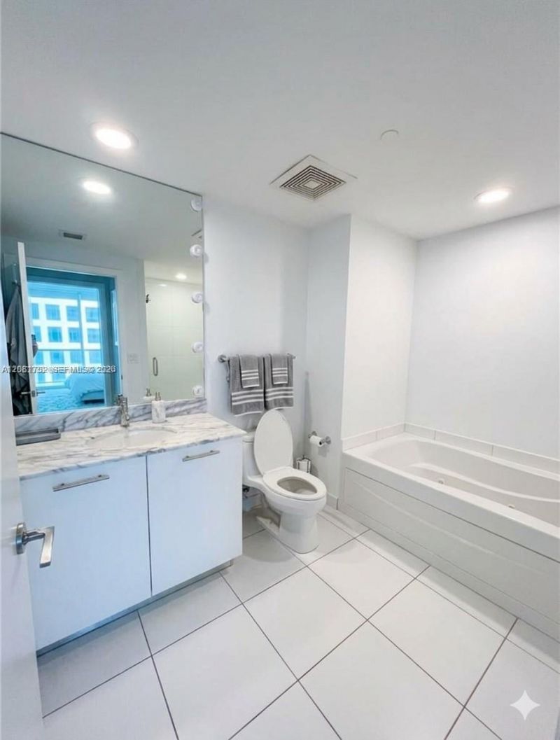 500 Brickell Ave , Unit 1806, Miami, FL 33131 Photo