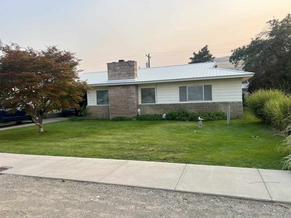 1518 Columbia Ave, Bridgeport, WA 98813