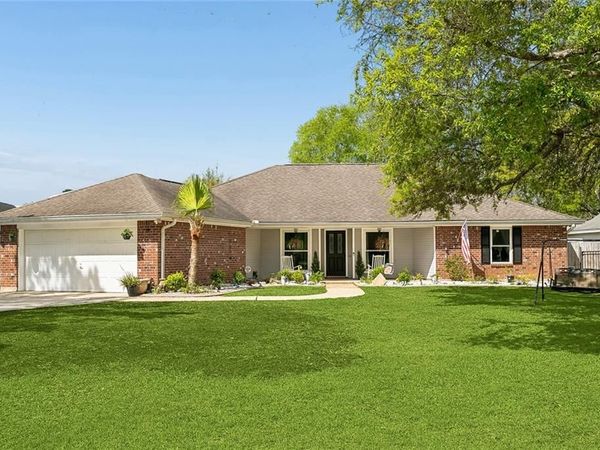 150 FRENCHMEN Drive , Mandeville, LA 70448