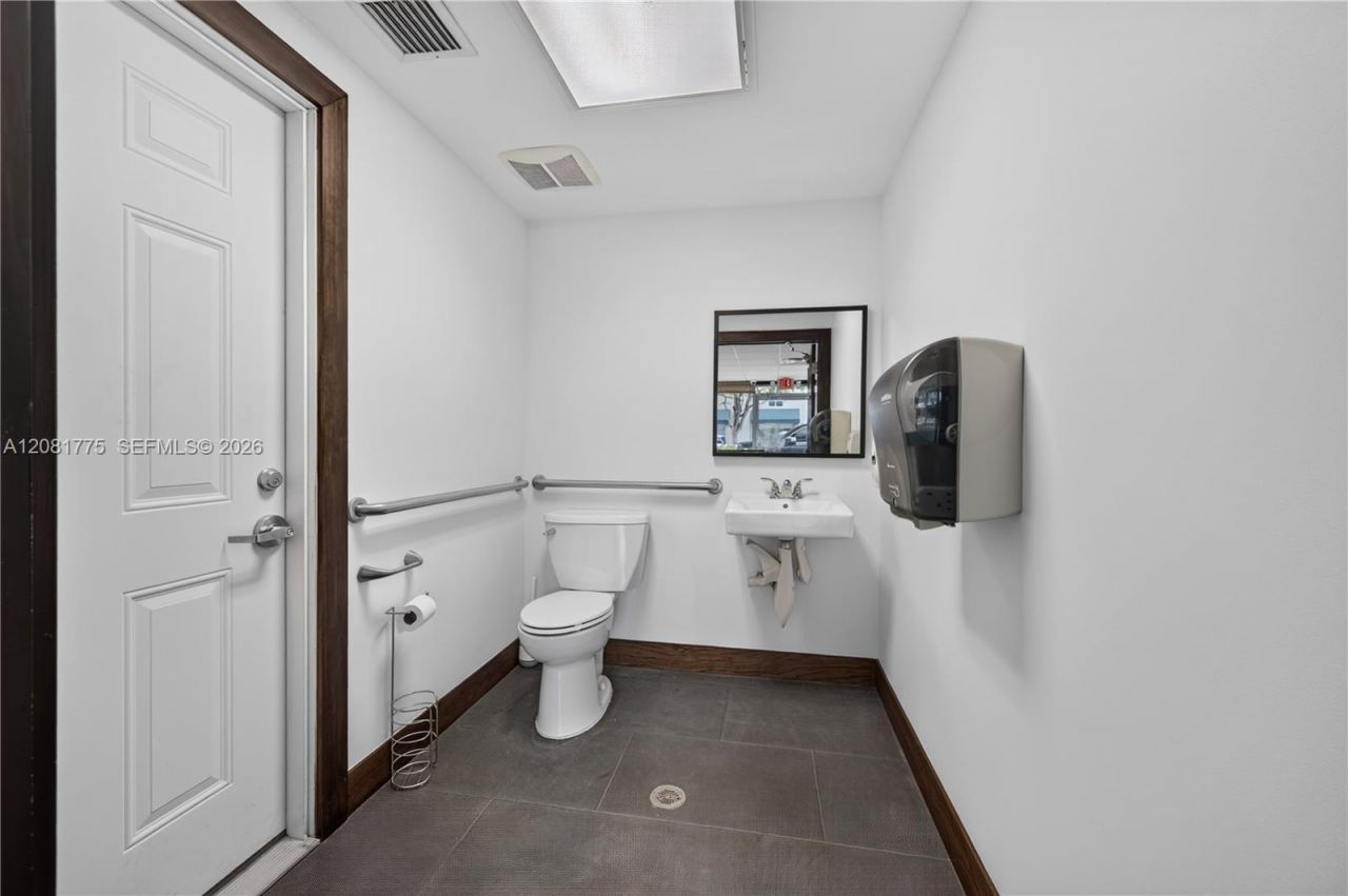 3042 NW 82nd Ave, Doral, FL 33122 Photo