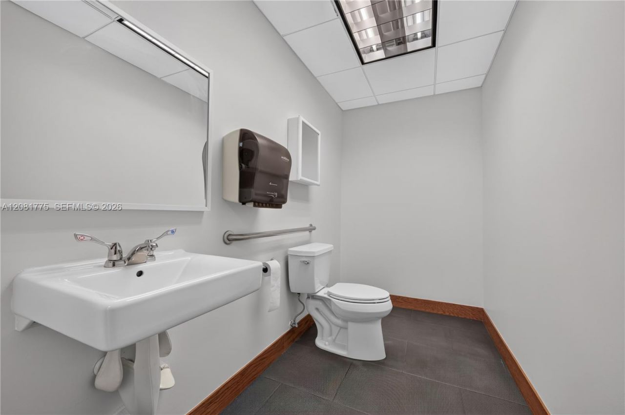 3042 NW 82nd Ave, Doral, FL 33122 Photo