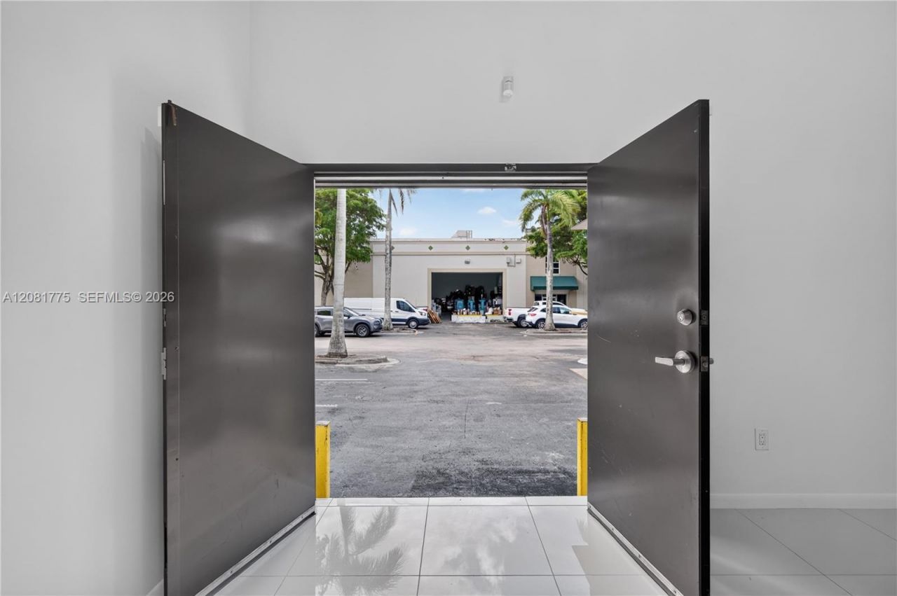 3042 NW 82nd Ave, Doral, FL 33122 Photo