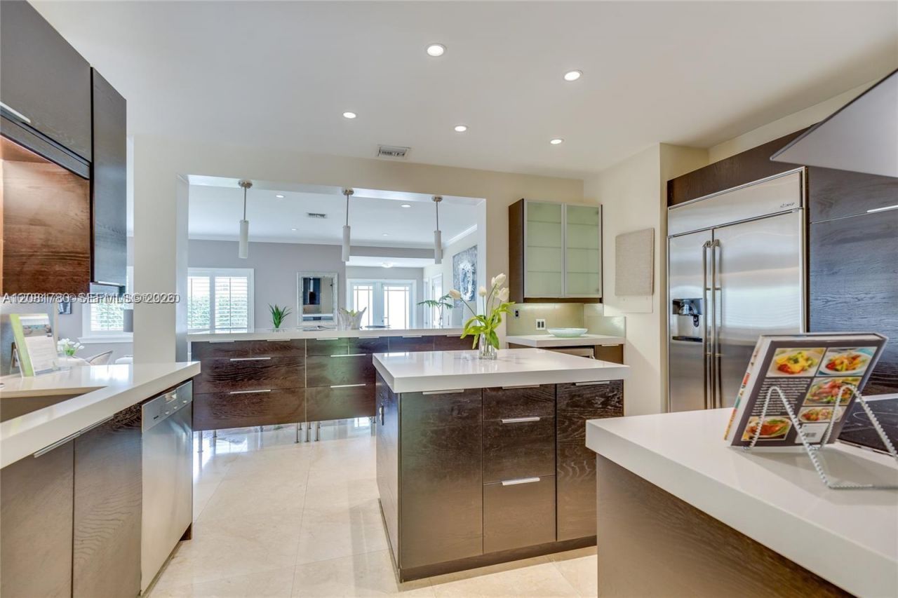 4323 N Bay Rd , Miami Beach, FL 33140 Photo