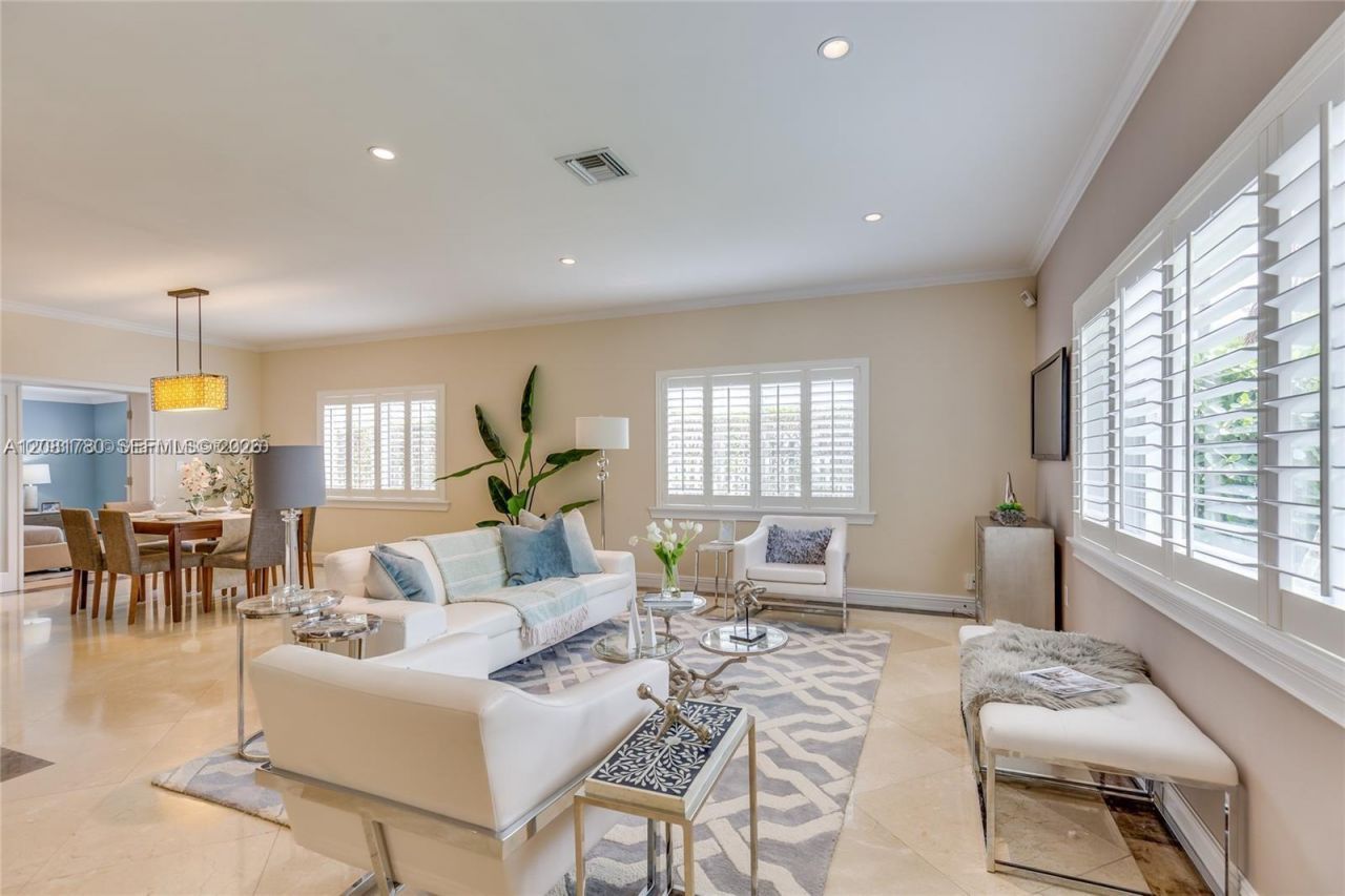 4323 N Bay Rd , Miami Beach, FL 33140 Photo