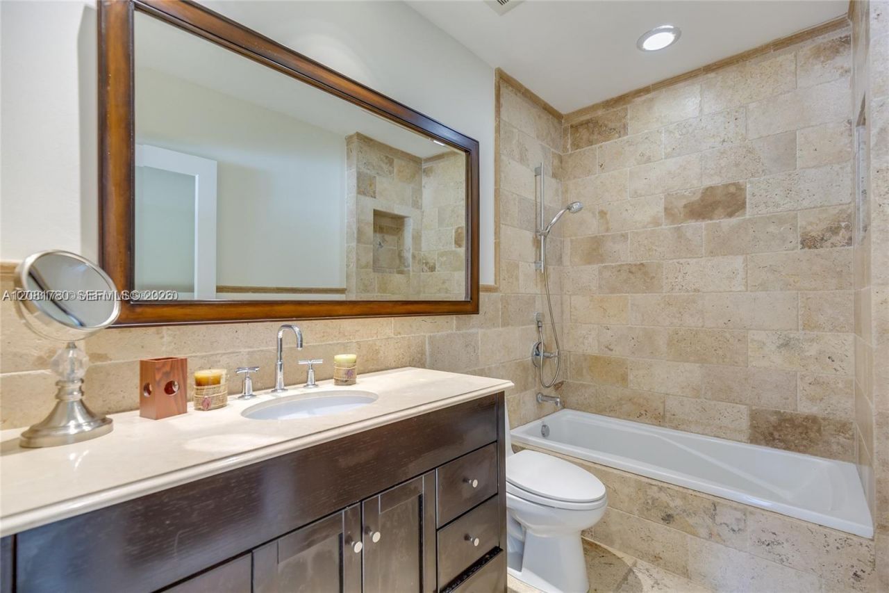4323 N Bay Rd , Miami Beach, FL 33140 Photo