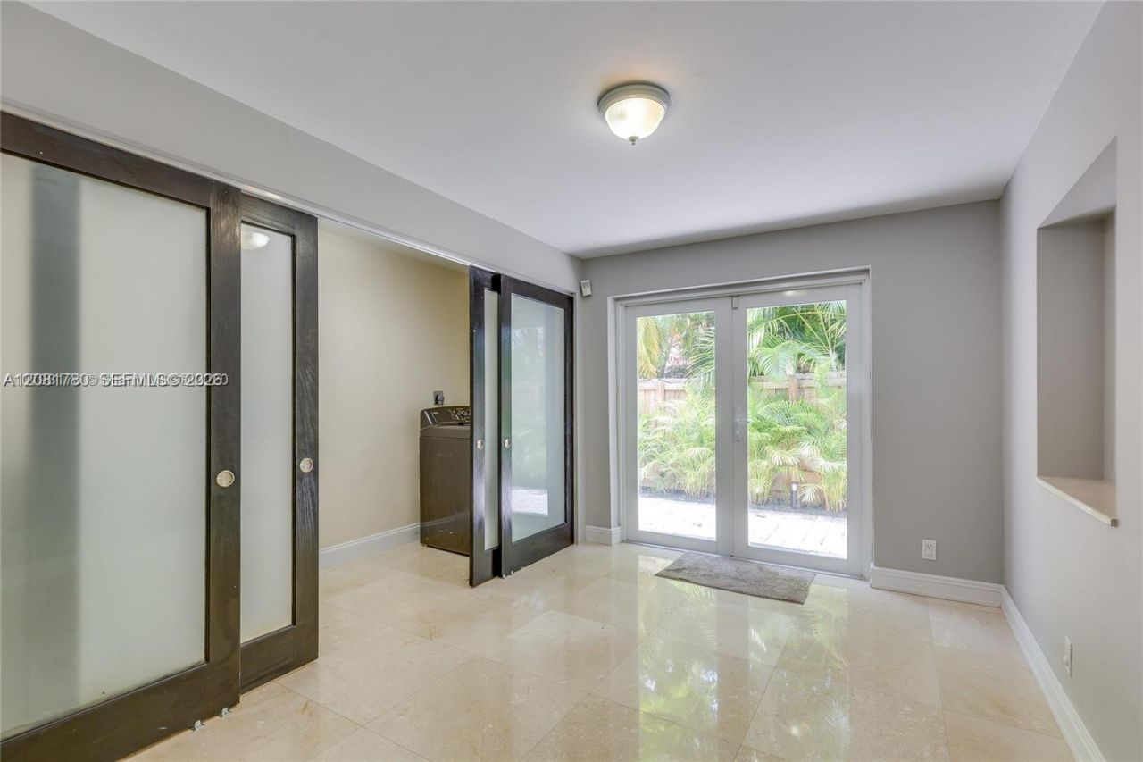 4323 N Bay Rd , Miami Beach, FL 33140 Photo