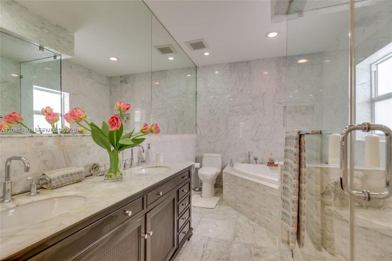 4323 N Bay Rd , Miami Beach, FL 33140 Photo