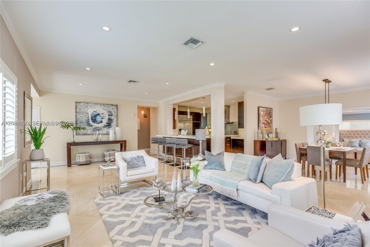 4323 N Bay Rd , Miami Beach, FL 33140 Photo