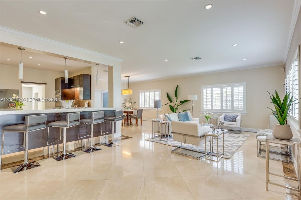 4323 N Bay Rd , Miami Beach, FL 33140 Photo