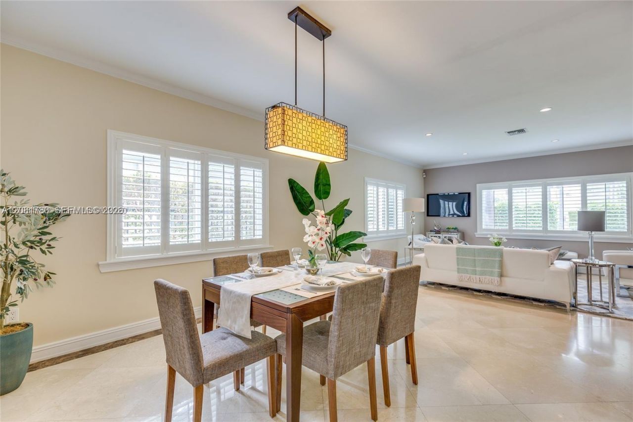 4323 N Bay Rd , Miami Beach, FL 33140 Photo