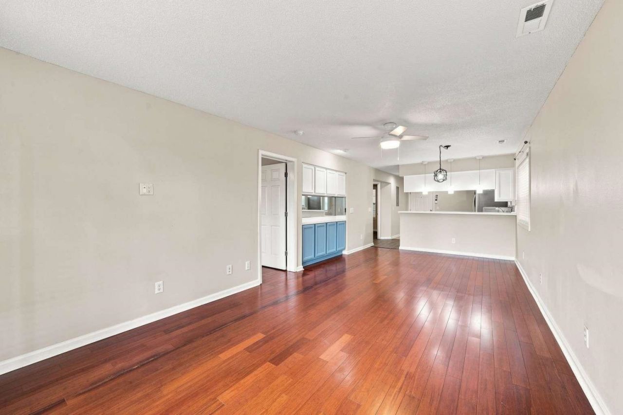 4255 Villas Dr. Photo 8