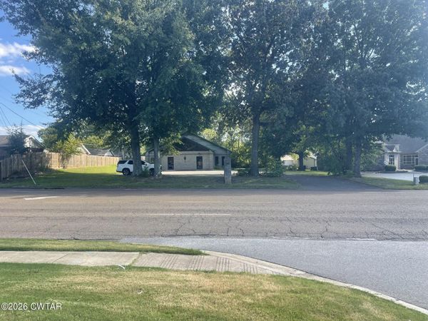 84 W University Parkway , Jackson, TN 38305