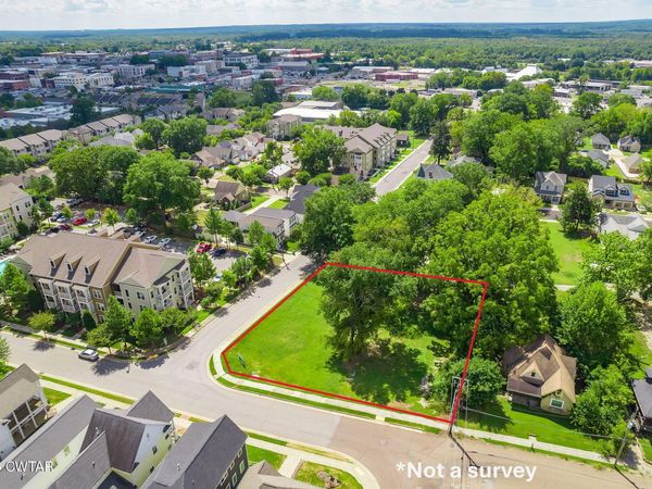 262 W Deaderick Street , Jackson, TN 38301