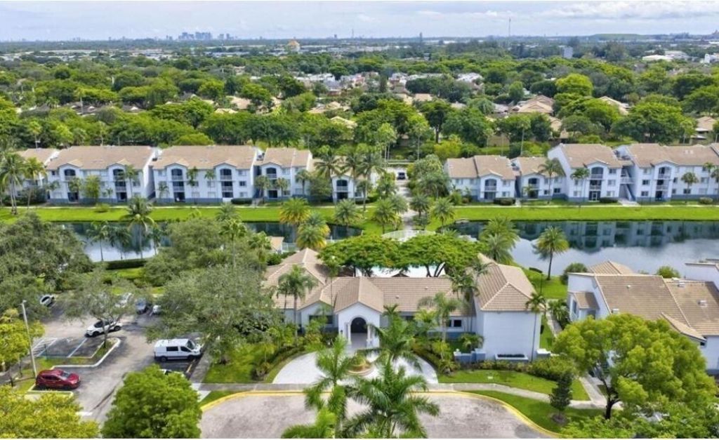 2640 S University Drive, Unit 305, Davie, FL 33328 Photo
