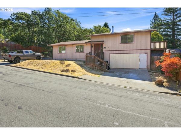 1499 NE HILLCREST DR, Grants Pass, OR 97526