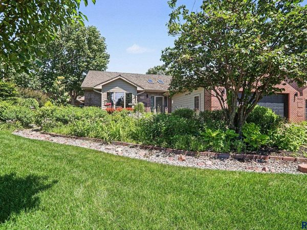 5206 S Sweetbriar Ct, Sioux Falls, SD 57108