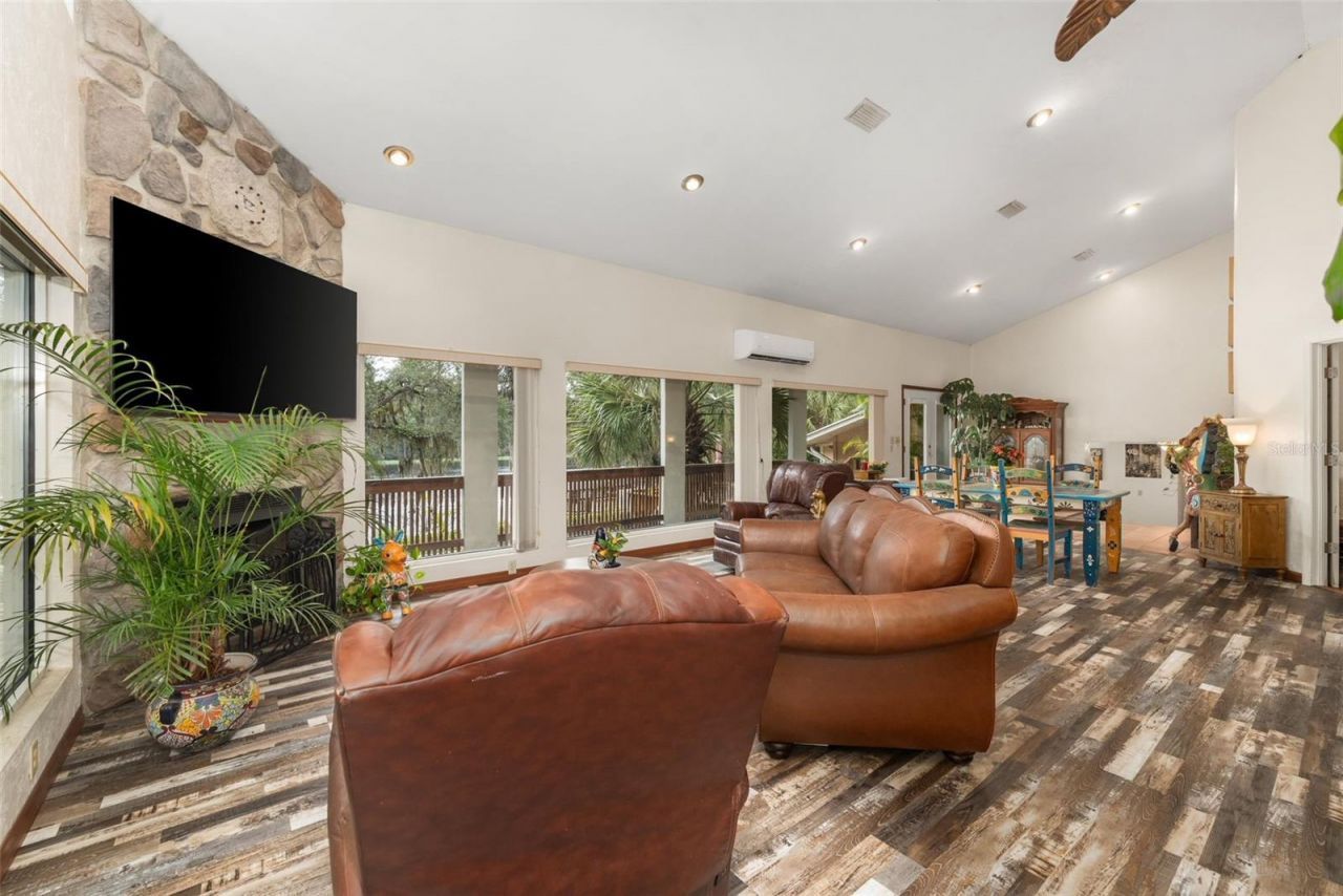 2033 SE Highway 317 , Old Town, FL 32680 Photo