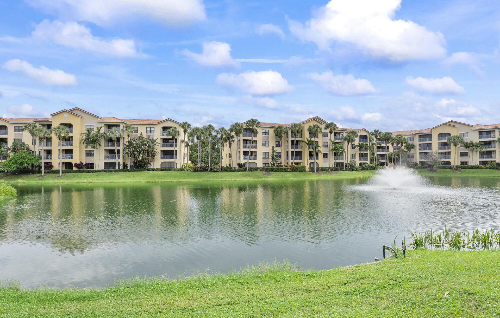 800 Uno Lago Drive, Unit 204, Juno Beach, FL 33408 Photo