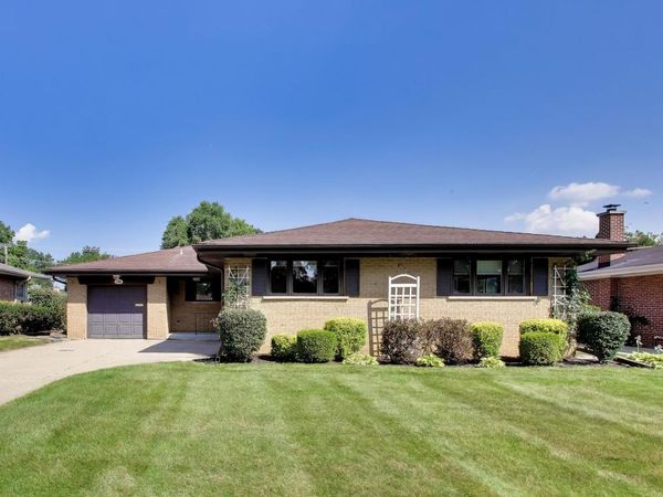 704 W Lonnquist Boulevard , Mount Prospect, IL 60056