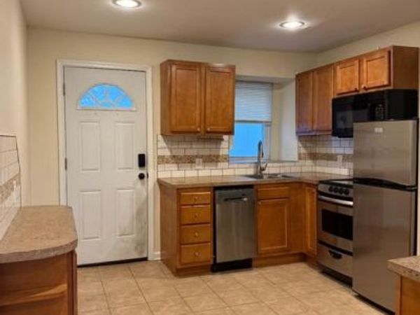 6 WOODMONT ROAD, CONSHOHOCKEN, PA 19428