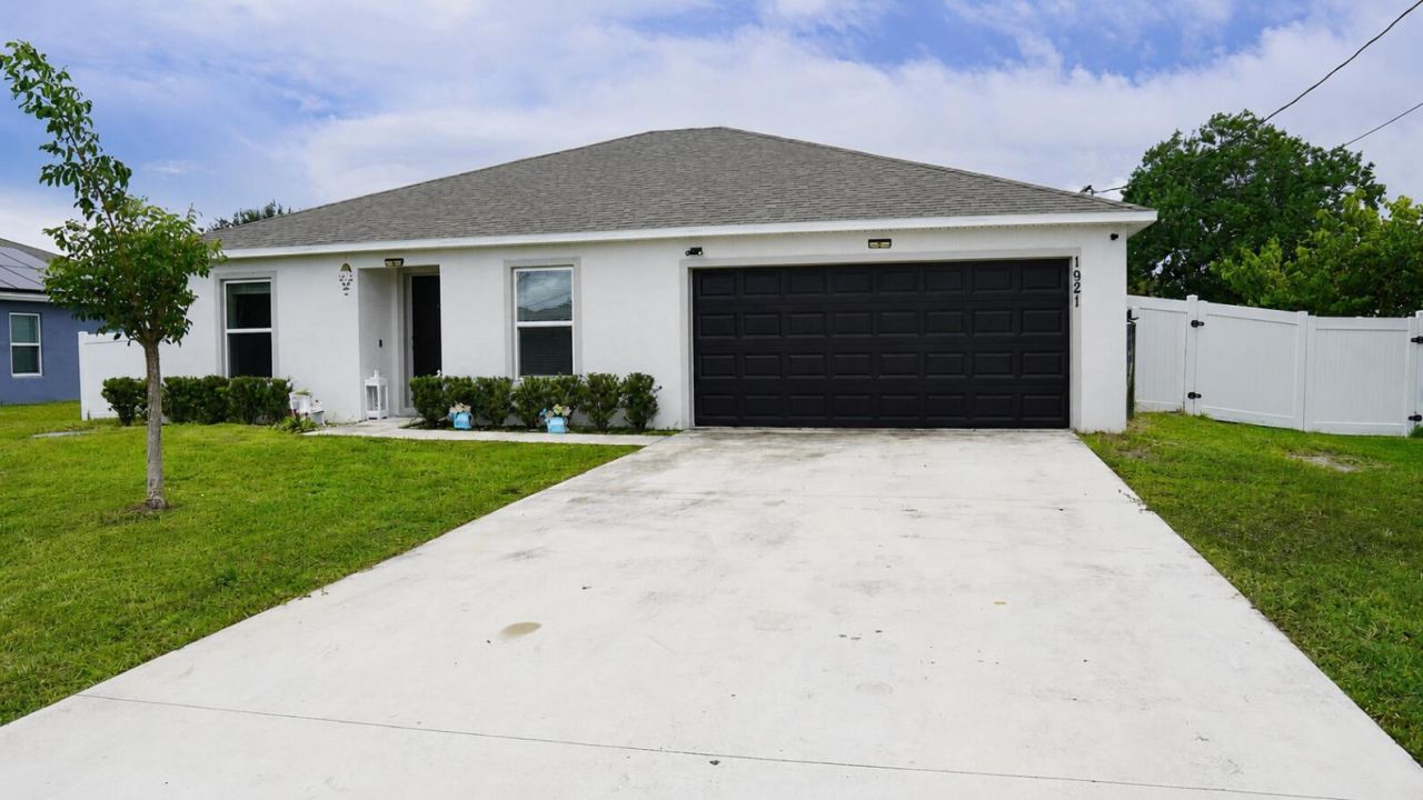 1921 SE Joyner Circle, Port Saint Lucie, FL 34952 Photo