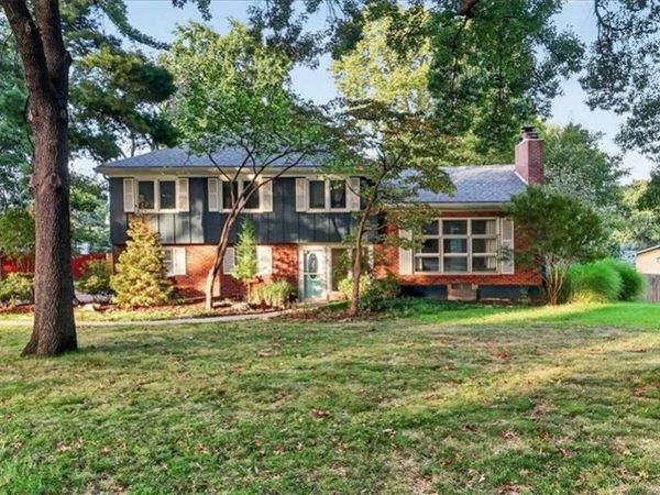 6324 Robin Hood Drive, Merriam, KS 66203