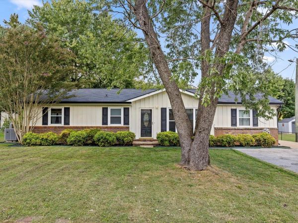 1389 Meadowood Drive , Hixson, TN 37343