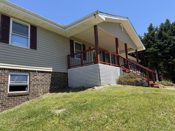 34 Lawrence Dr , Ringgold, GA 30736