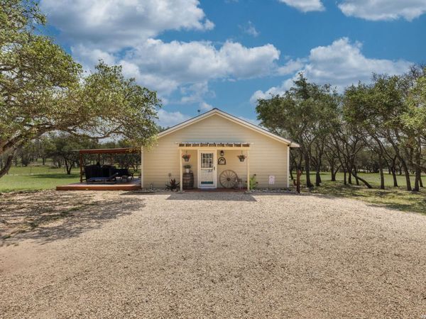 222 Spanish Oak Trl, Harper, TX 78631