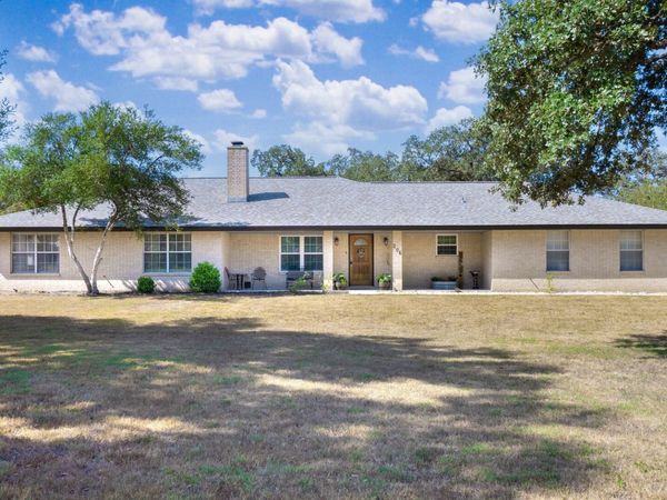 206 Deer Ridge Dr, La Vernia, TX 78121
