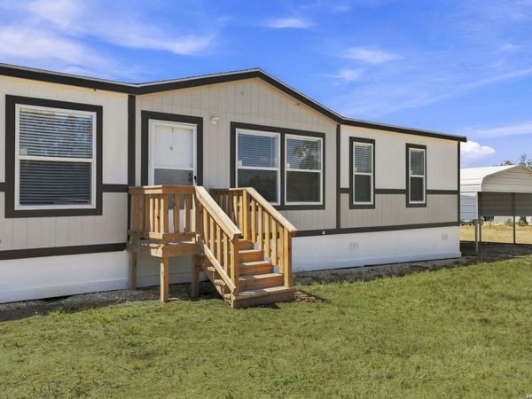 872 Main Loop Rd, Waelder, TX 78959