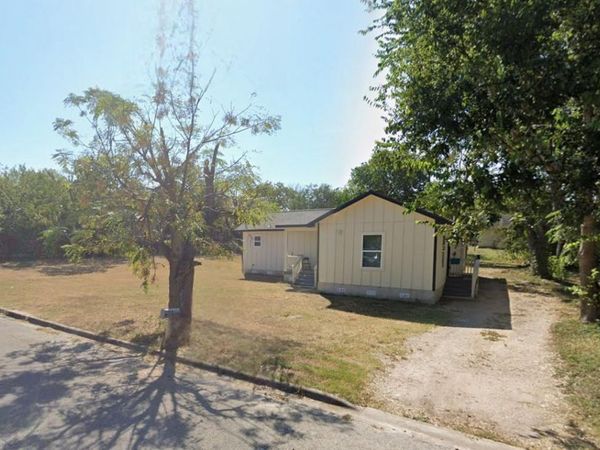 904 Austin ST E, Luling, TX 78648