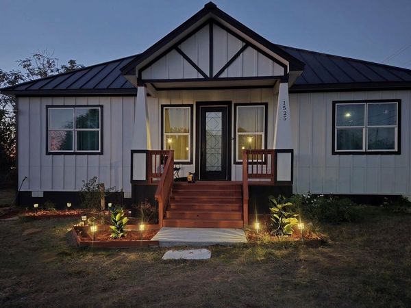 1525 Waco ST , Gonzales, TX 78629