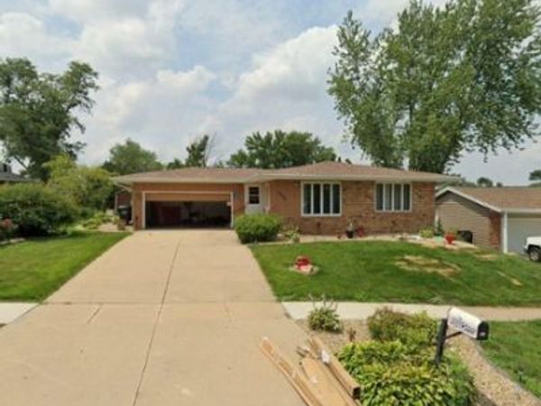 6605 Kent Drive NE, Cedar Rapids, IA 52402
