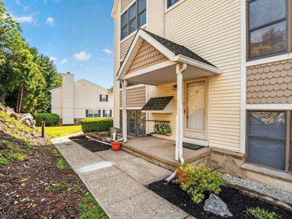 56 Portsmouth Ct, Hamburg, NJ 07419
