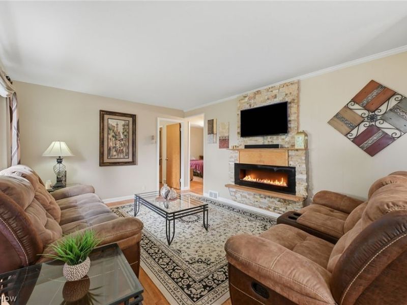 16285 Craigmere Drive, Middleburg Heights, OH 44130 Photo 3