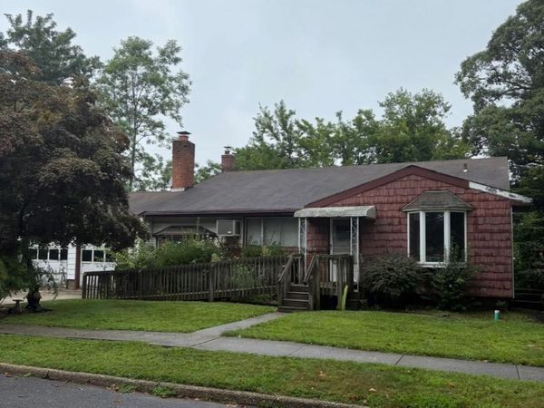 1 Cherokee Street , Massapequa, NY 11758