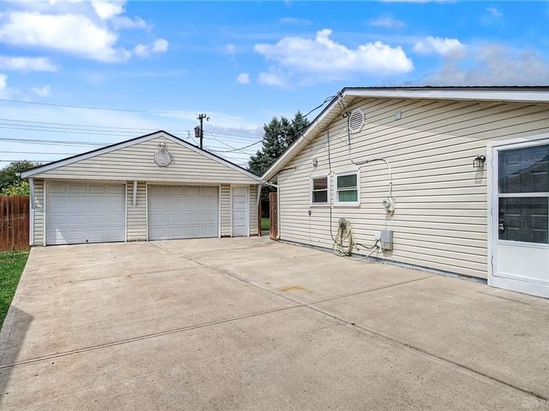 206 Ridgebury Drive, Xenia, OH 45385 Photo 2