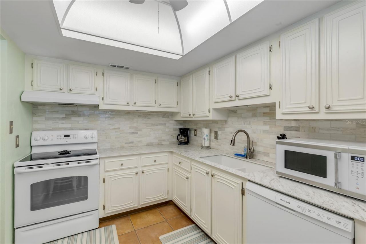 325 N Causeway, Unit D304, New Smyrna Beach, FL 32169 Photo