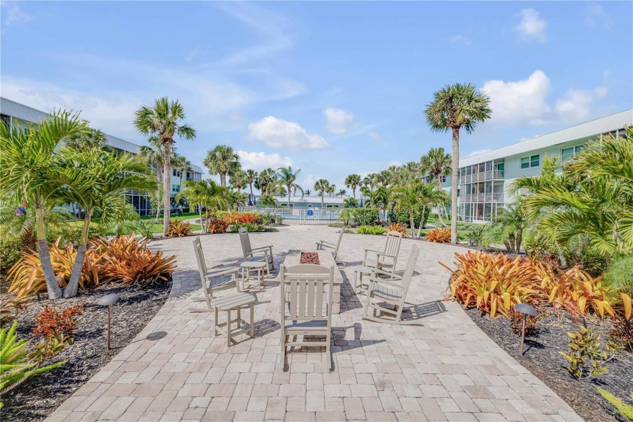 325 N Causeway, Unit D304, New Smyrna Beach, FL 32169 Photo
