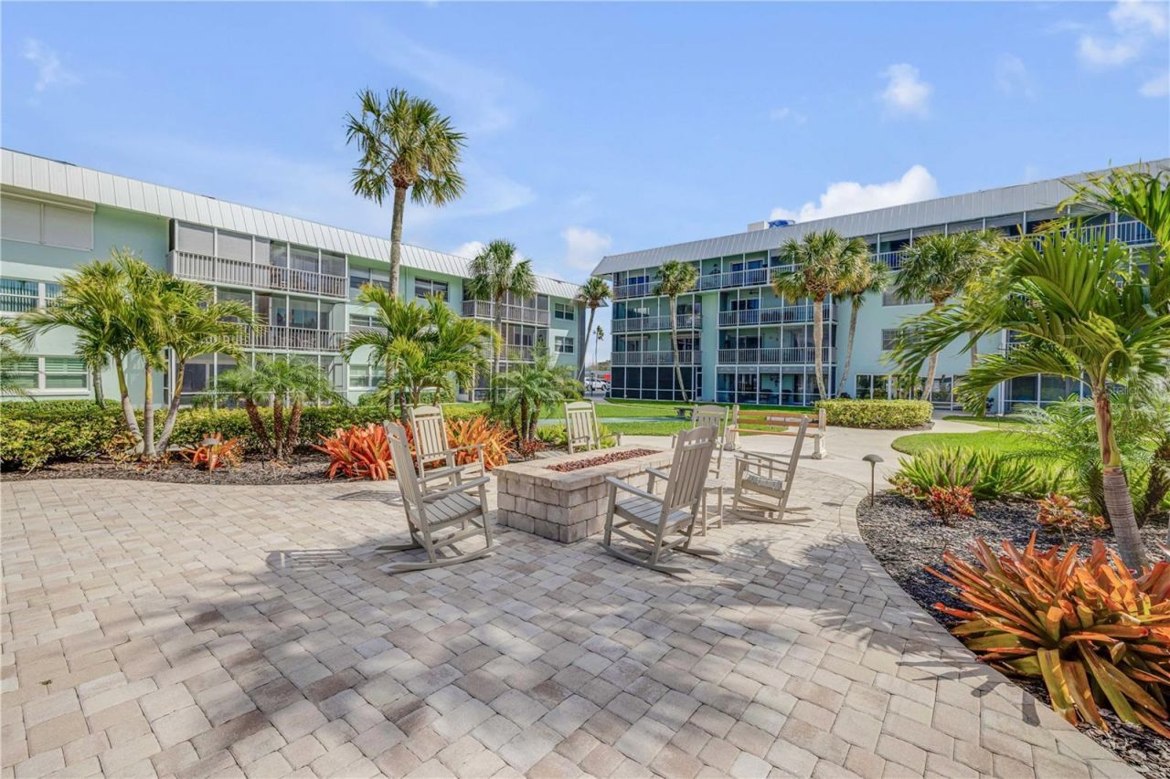 325 N Causeway, Unit D304, New Smyrna Beach, FL 32169 Photo