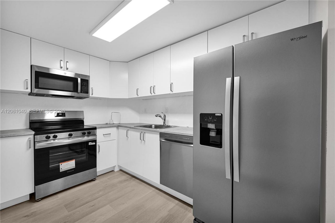 300 Bayview Dr , Unit 211, Sunny Isles Beach, FL 33160 Photo