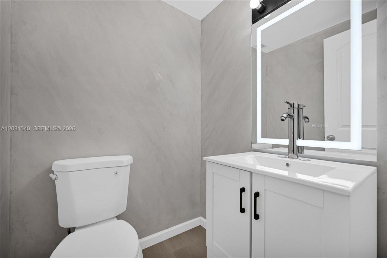 300 Bayview Dr , Unit 211, Sunny Isles Beach, FL 33160 Photo