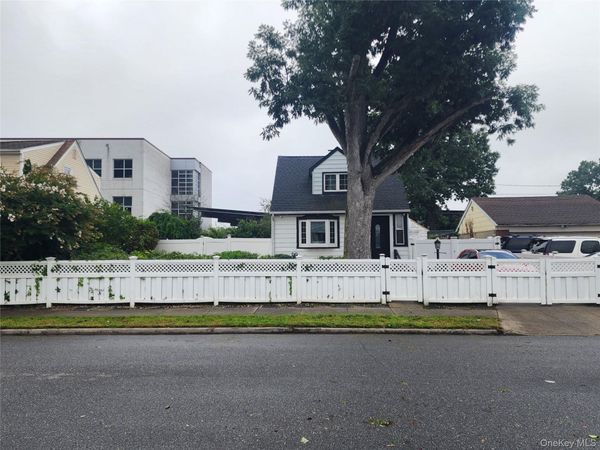5 Konig Court , Roosevelt, NY 11575