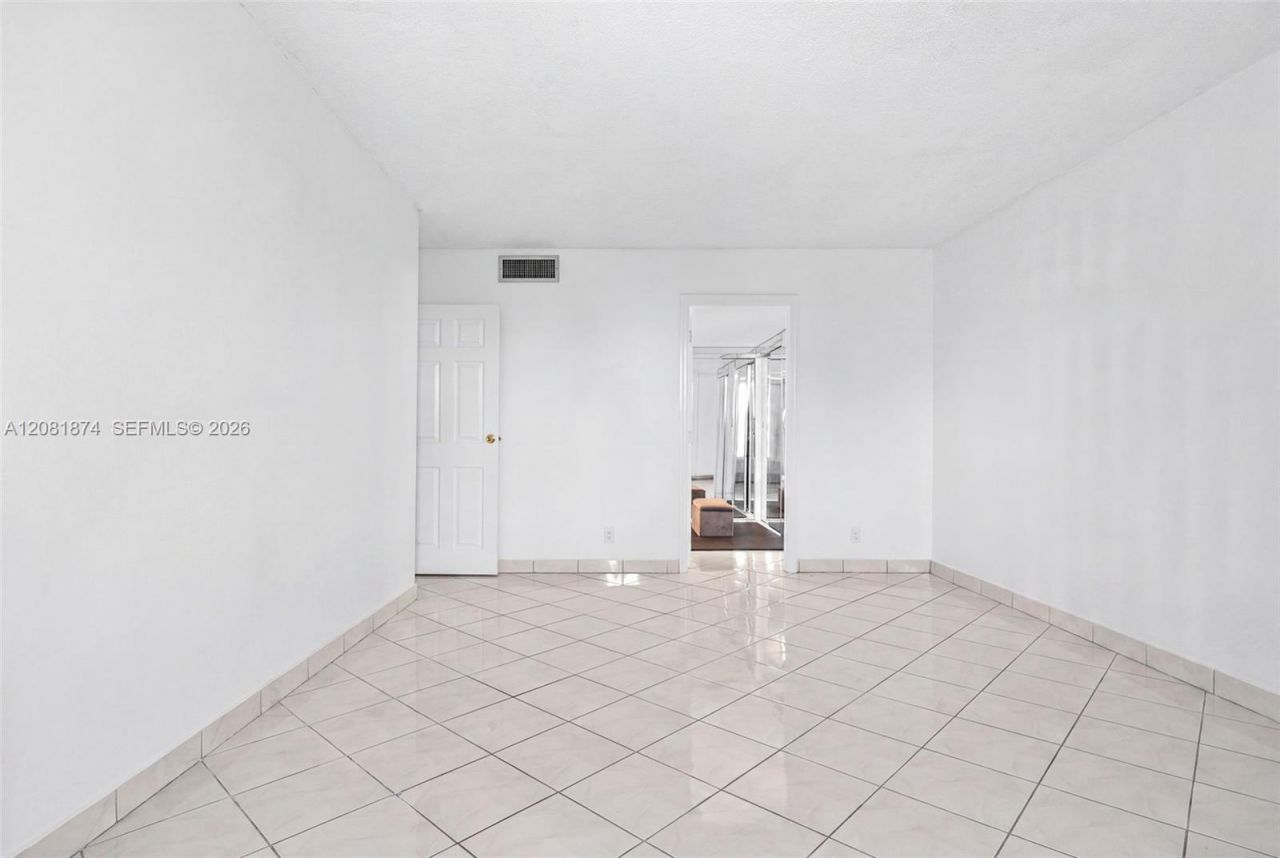 100 Bayview Dr, Unit 1428, Sunny Isles Beach, FL 33160 Photo