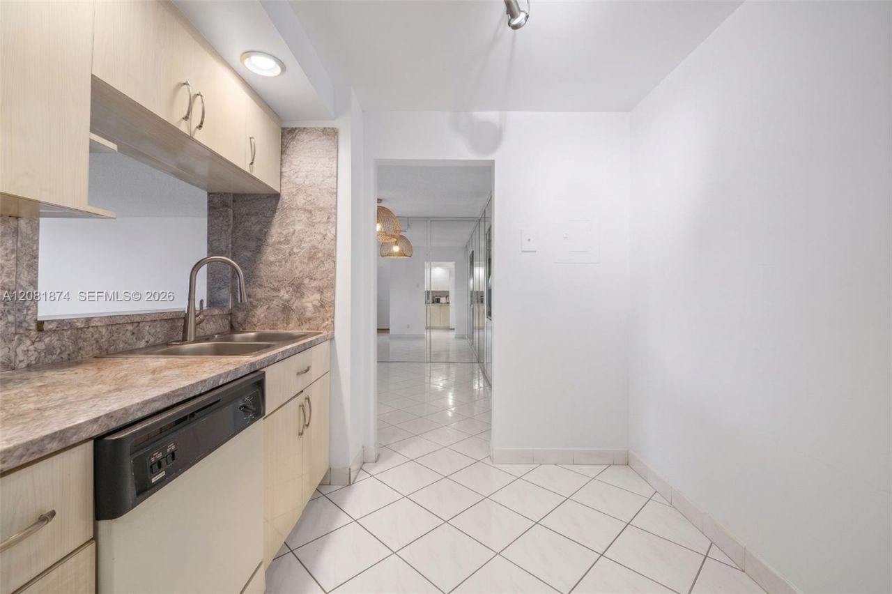100 Bayview Dr, Unit 1428, Sunny Isles Beach, FL 33160 Photo