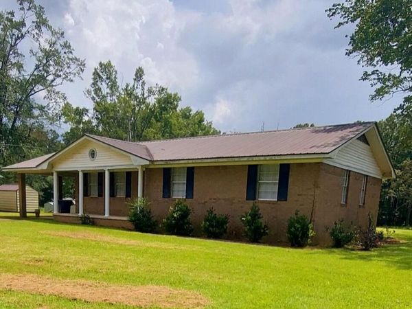 261 Lake Dr., Pontotoc, MS 38863