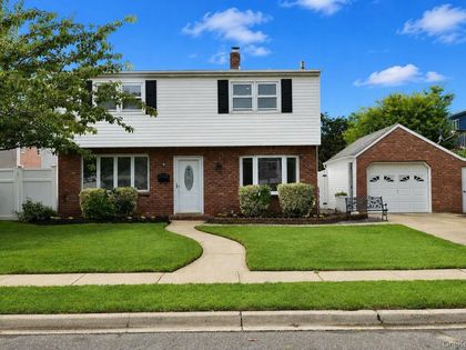 7 Swan Lane Levittown, NY 11756