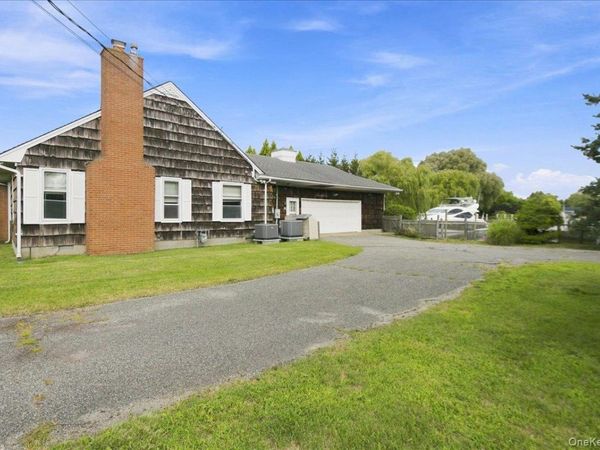 3 The Moor , East Islip, NY 11730